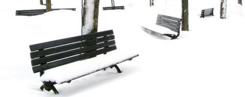 park, ławki zasypane śniegiem