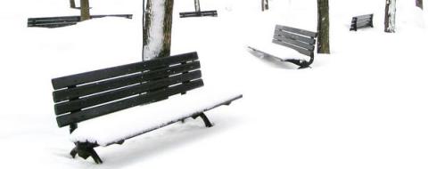 park, ławki zasypane śniegiem